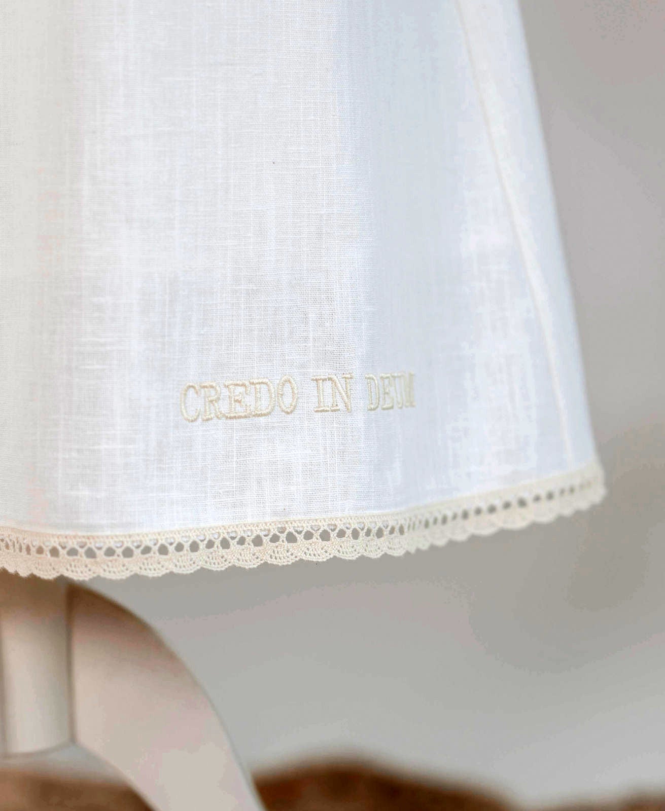 PAUL Taufkleid creme mit Mütze aus Leinen für Jungen und Mädchen, mit IHS Schrift