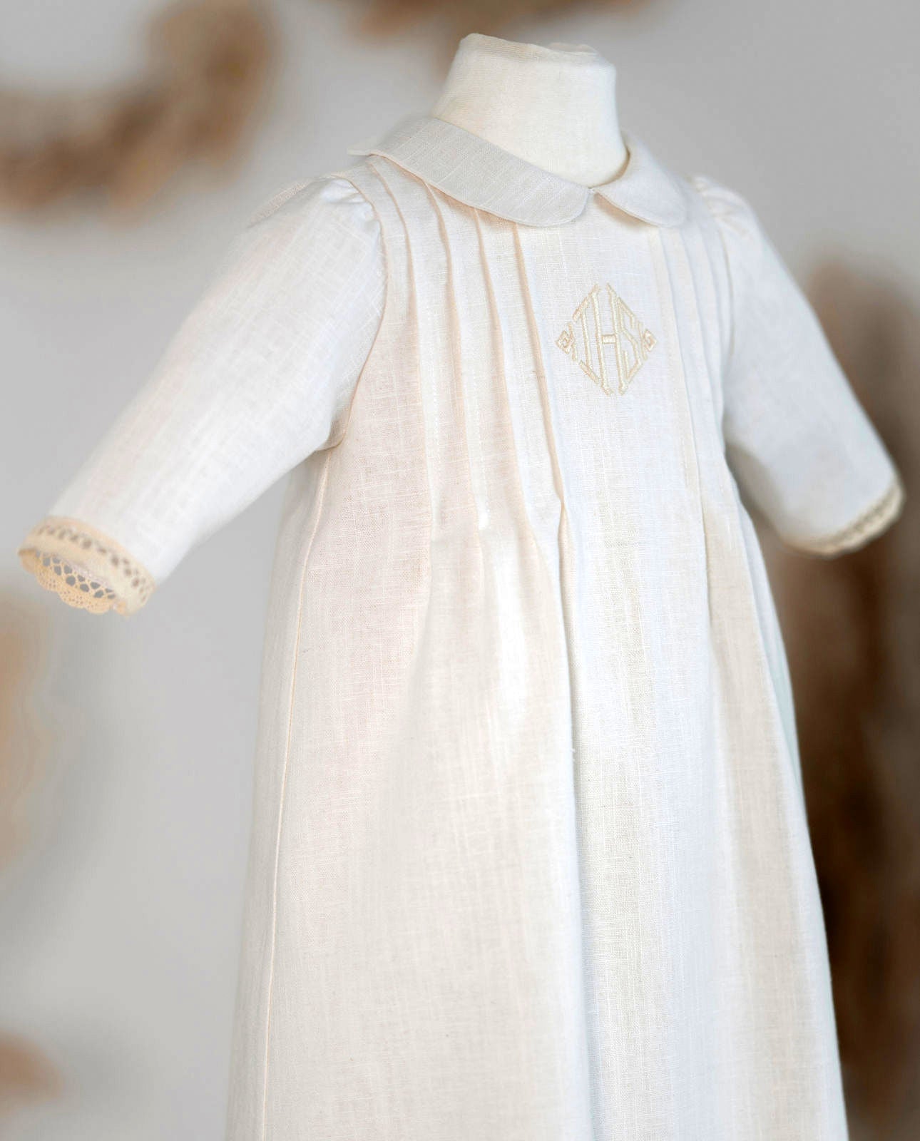 PAUL Taufkleid creme mit Mütze aus Leinen für Jungen und Mädchen, mit IHS Schrift