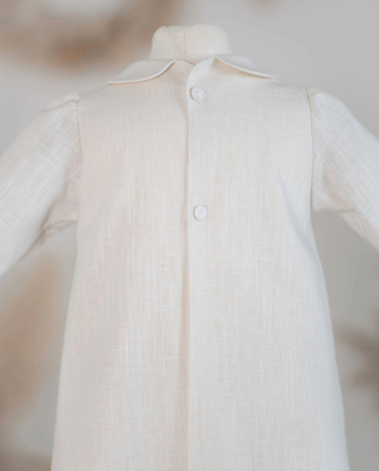 PAUL Taufkleid creme mit Mütze aus Leinen für Jungen und Mädchen, mit IHS Schrift