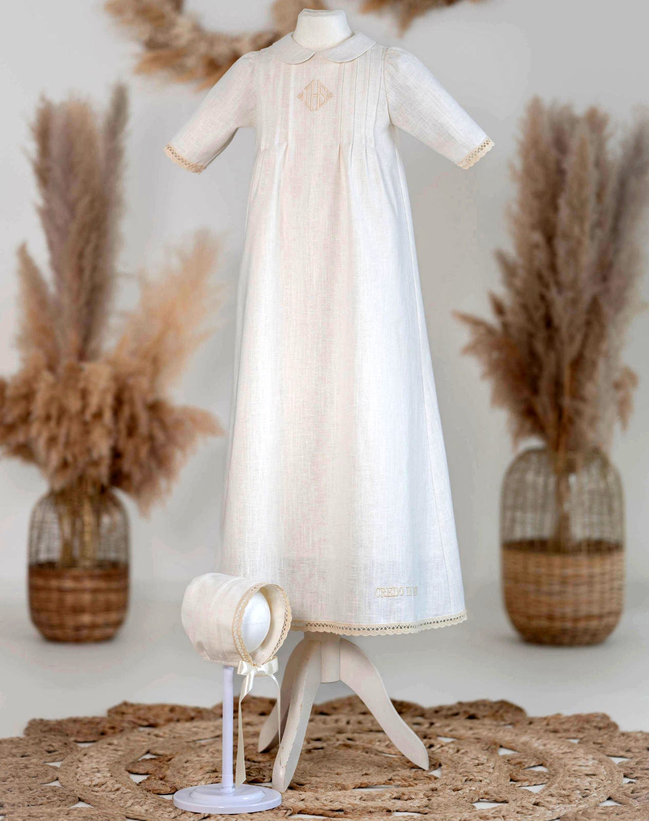 PAUL Taufkleid creme mit Mütze aus Leinen für Jungen und Mädchen, mit IHS Schrift