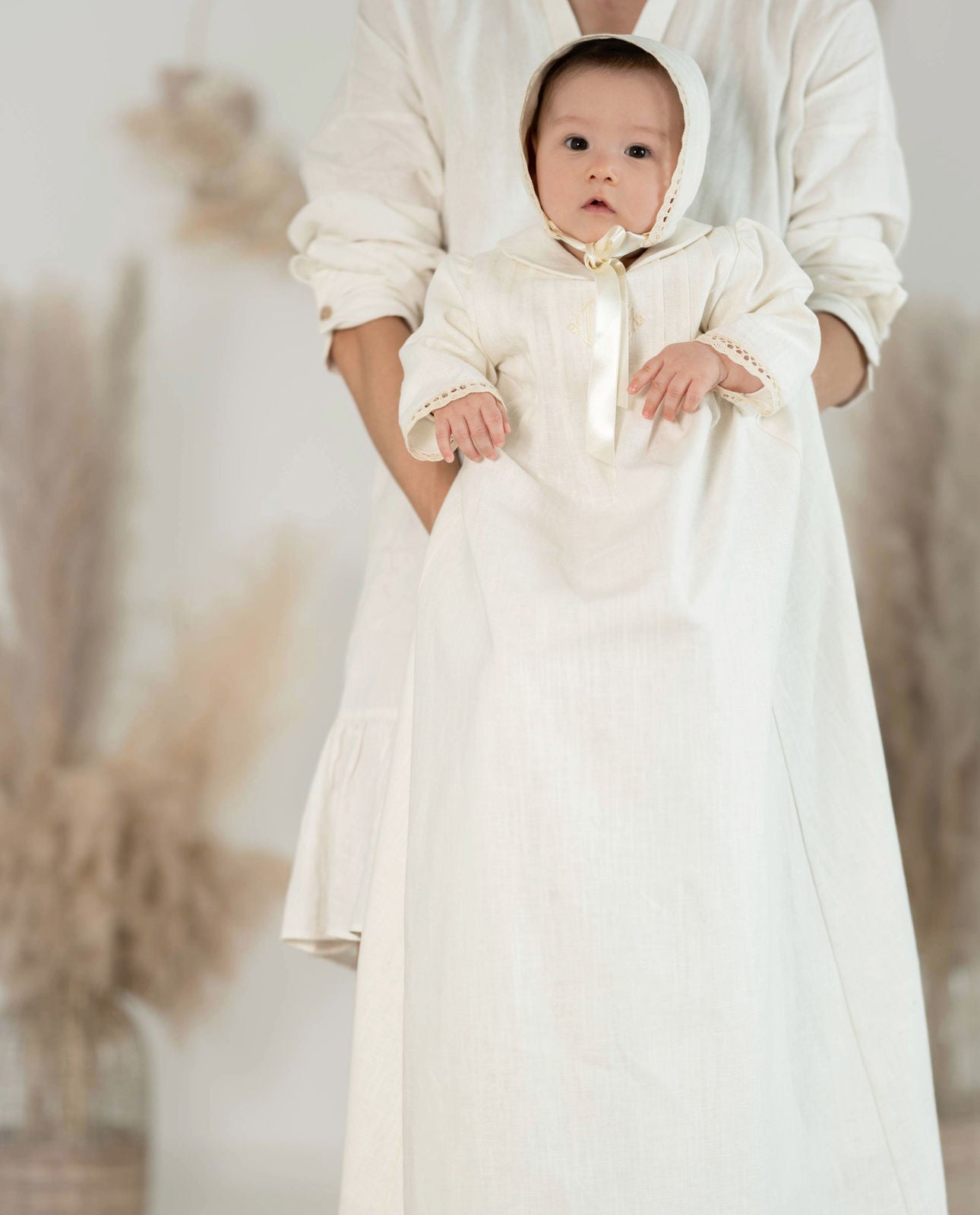 PAUL Taufkleid creme mit Mütze aus Leinen für Jungen und Mädchen, mit IHS Schrift