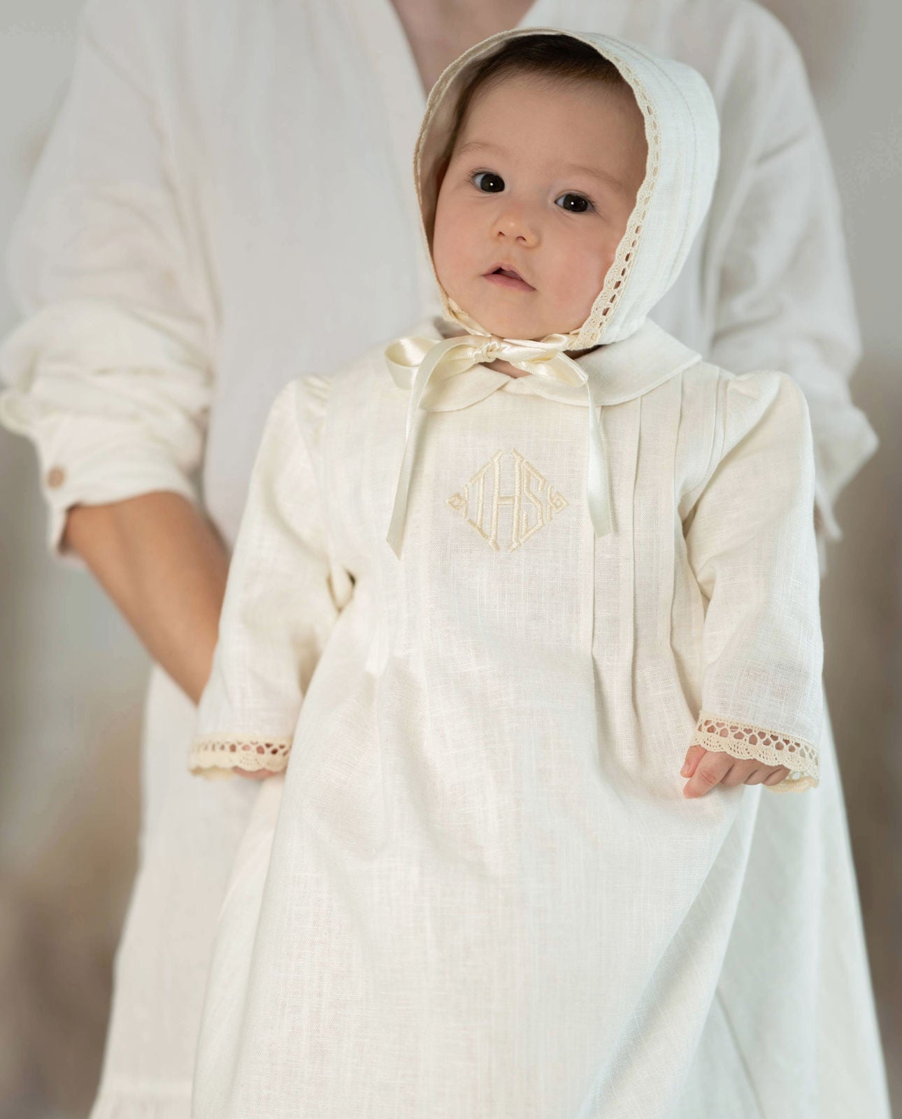 PAUL Taufkleid creme mit Mütze aus Leinen für Jungen und Mädchen, mit IHS Schrift