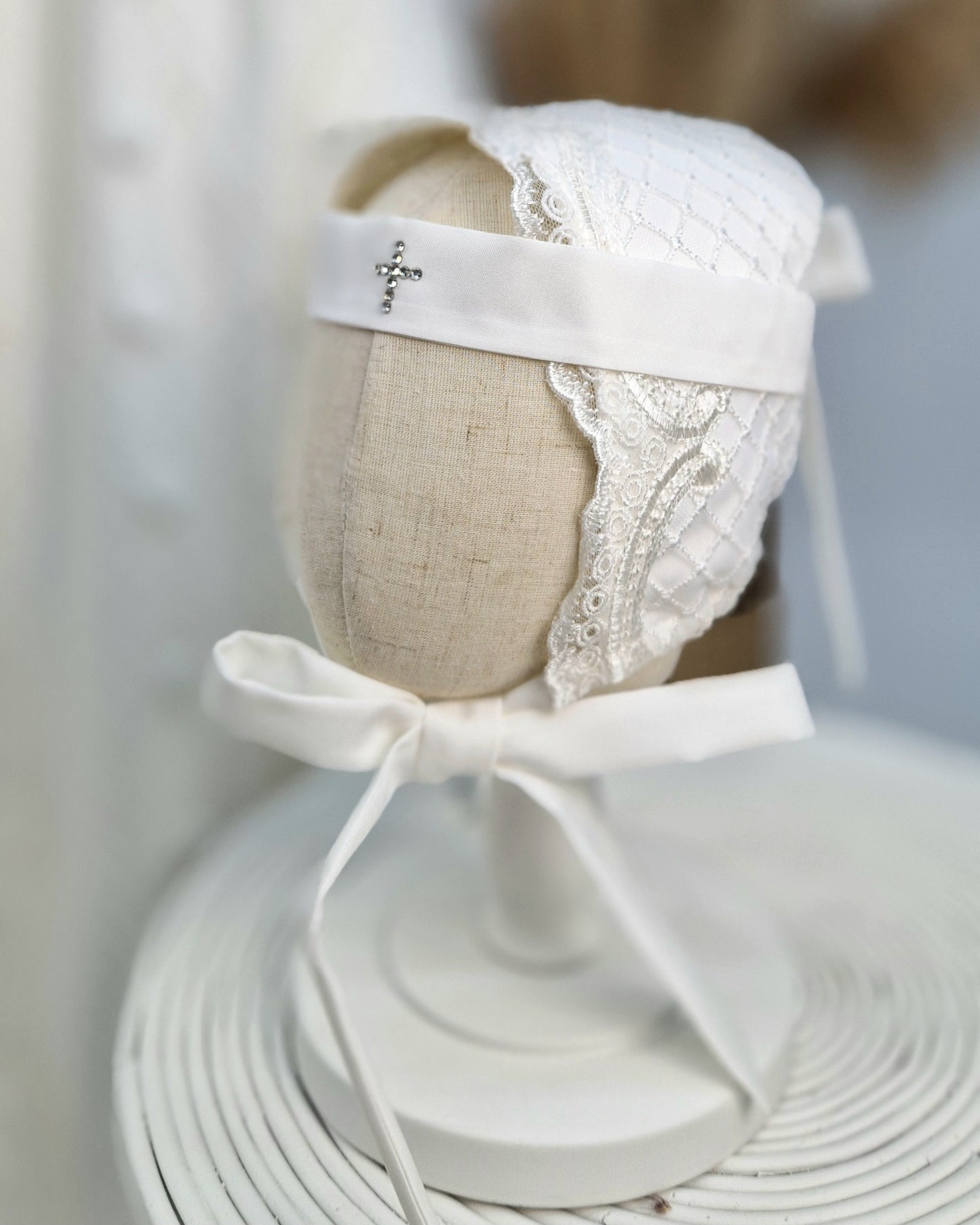 JULIUS Taufkleid mit Mütze , aus hochwertigem Brautsatin in elfenbein/ivory, mit Brautspitze verziert