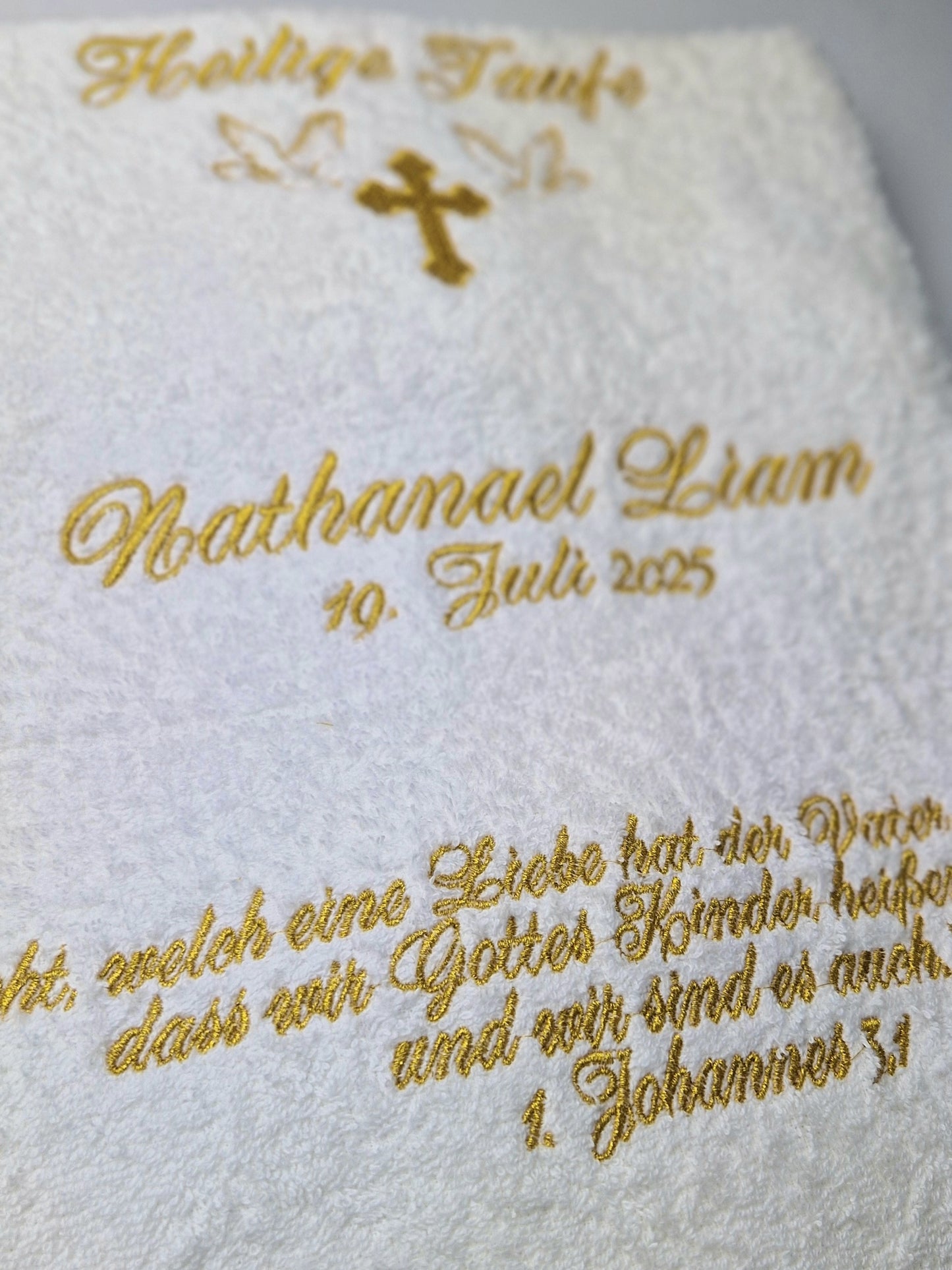 Tauftuch aus Frottee für orthodoxe Taufe bestickt mit Namen und Taufspruch, aramäische Taufe
