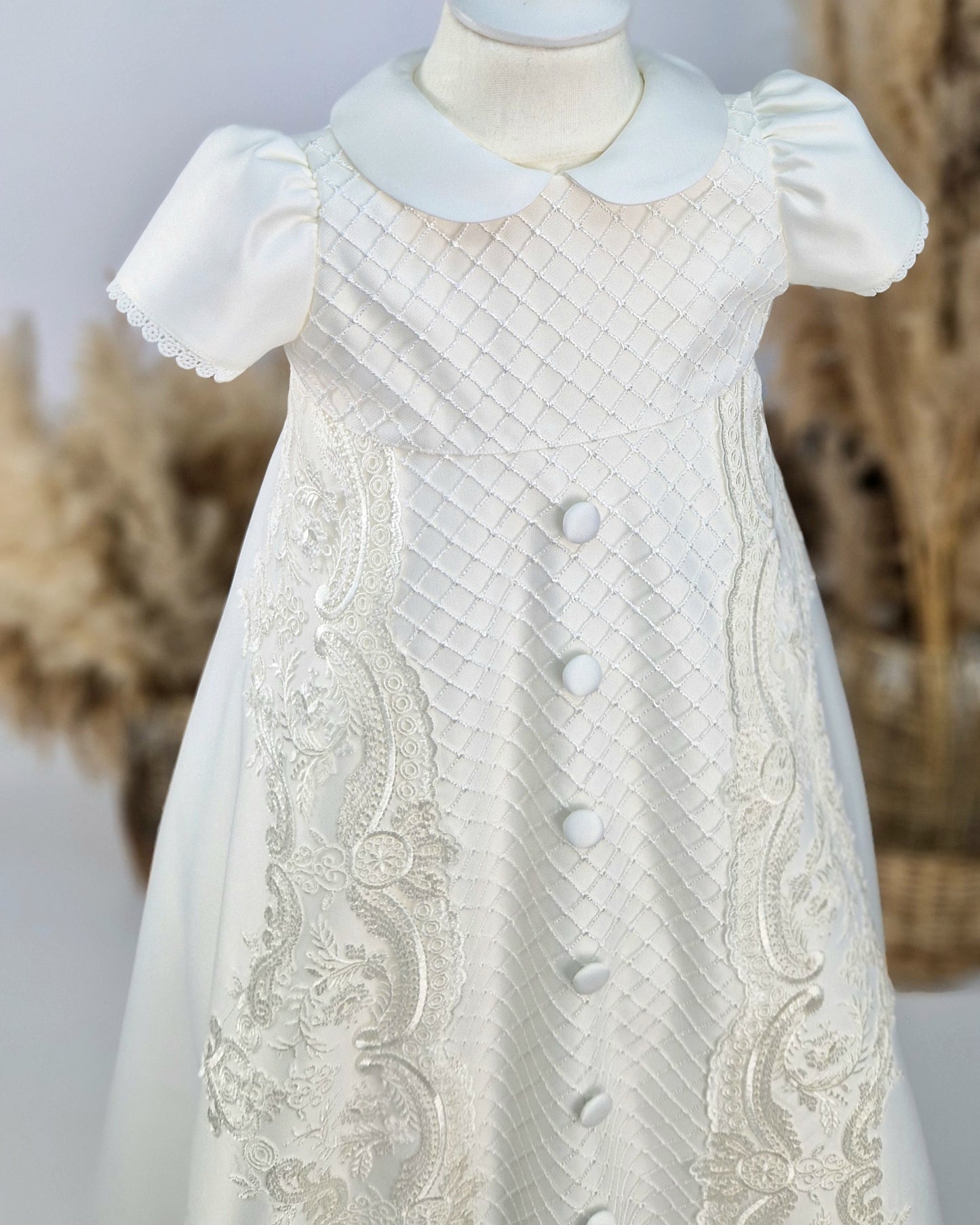 JULIUS Taufkleid mit Mütze , aus hochwertigem Brautsatin in elfenbein/ivory, mit Brautspitze verziert