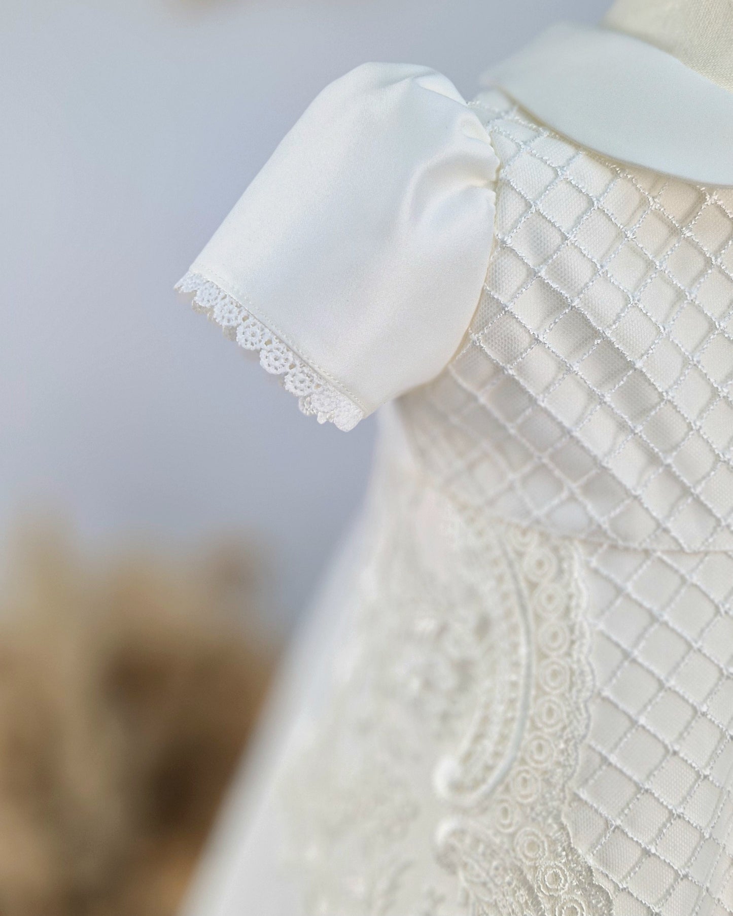 JULIUS Taufkleid mit Mütze , aus hochwertigem Brautsatin in elfenbein/ivory, mit Brautspitze verziert