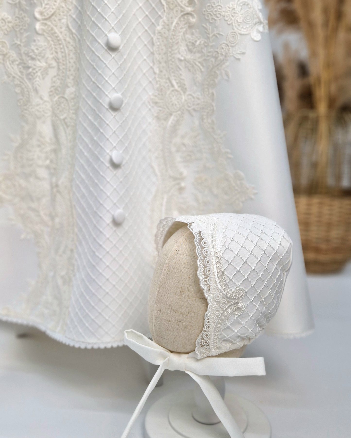 JULIUS Taufkleid mit Mütze , aus hochwertigem Brautsatin in elfenbein/ivory, mit Brautspitze verziert