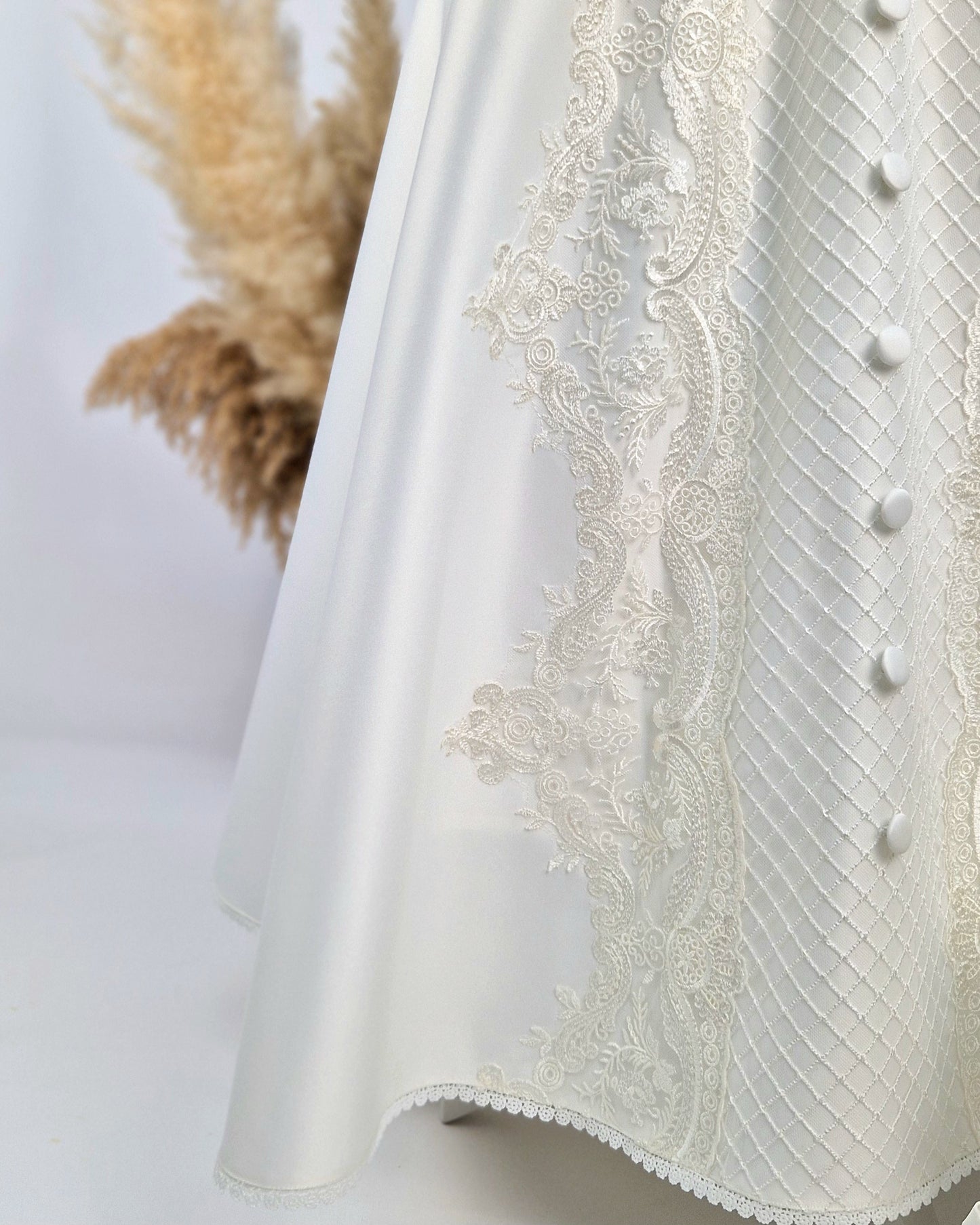 JULIUS Taufkleid mit Mütze , aus hochwertigem Brautsatin in elfenbein/ivory, mit Brautspitze verziert