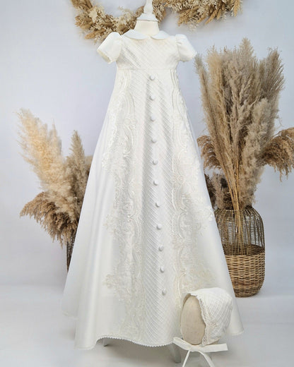 JULIUS Taufkleid mit Mütze , aus hochwertigem Brautsatin in elfenbein/ivory, mit Brautspitze verziert