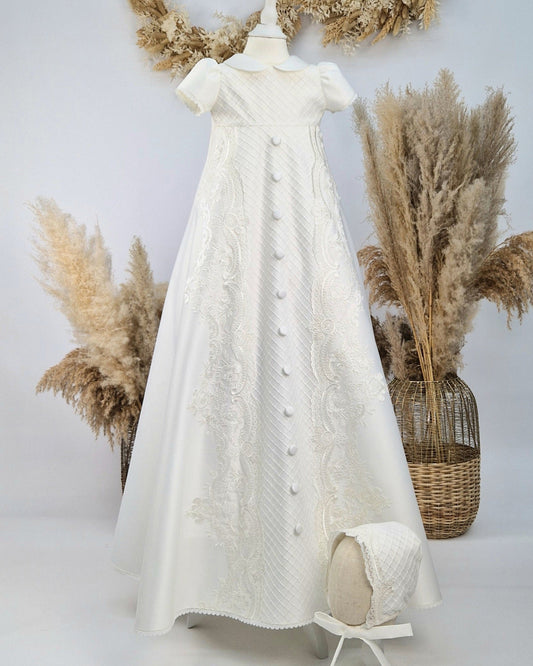 JULIUS Taufkleid mit Mütze , aus hochwertigem Brautsatin in elfenbein/ivory, mit Brautspitze verziert