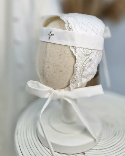 JULIUS Taufkleid mit Mütze , aus hochwertigem Brautsatin in elfenbein/ivory, mit Brautspitze verziert