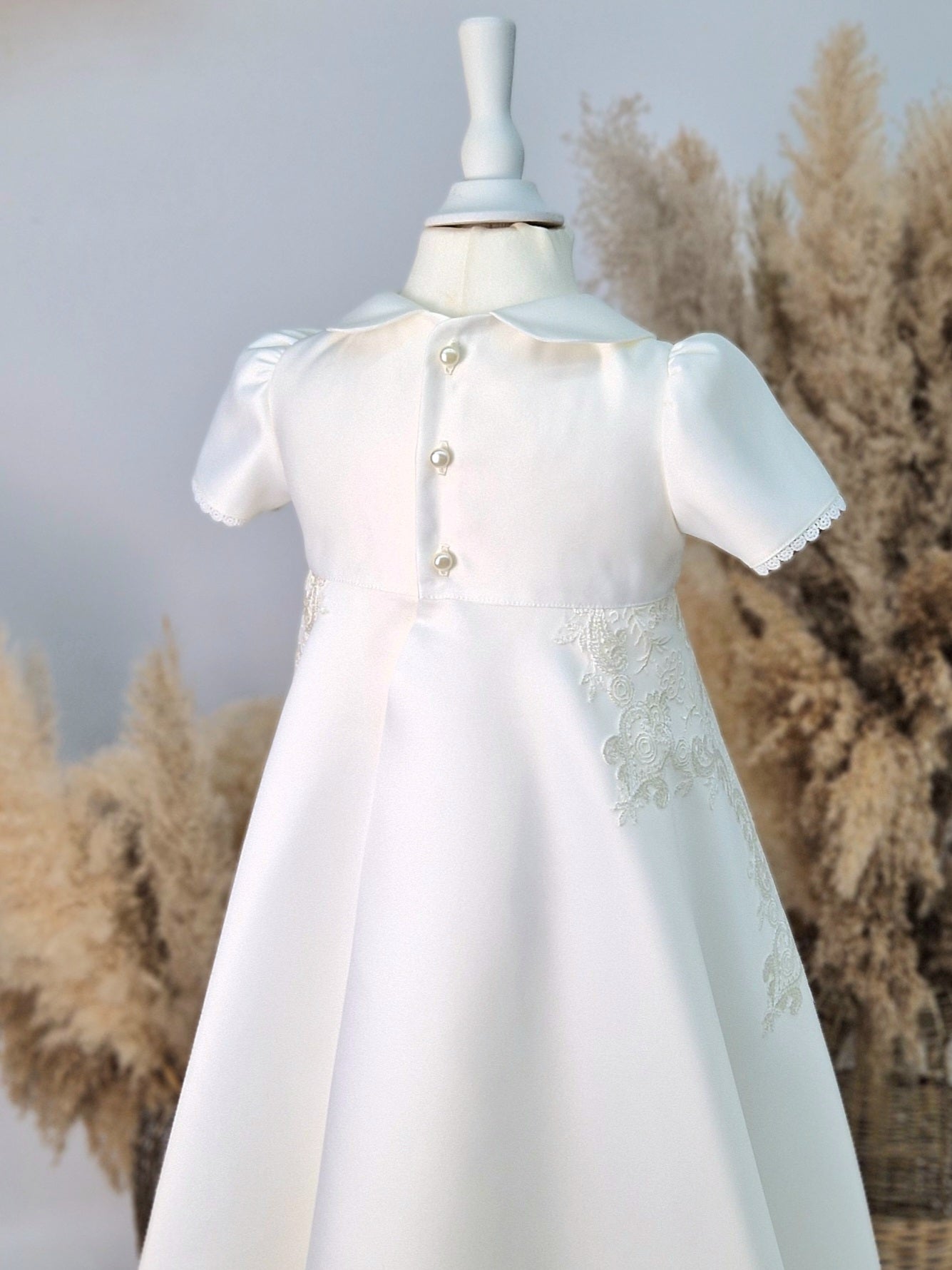 JULIUS Taufkleid mit Mütze , aus hochwertigem Brautsatin in elfenbein/ivory, mit Brautspitze verziert