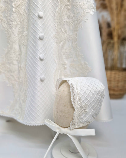 JULIUS Taufkleid mit Mütze , aus hochwertigem Brautsatin in elfenbein/ivory, mit Brautspitze verziert