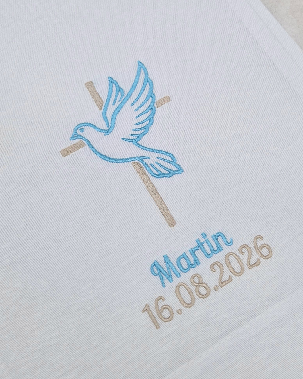 Taufschal EMILIO bestickt mit Kreuz und Taube, personalisiert mit Namen + Datum + Spruch