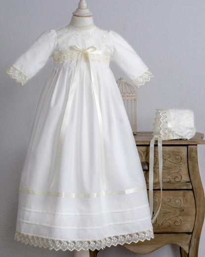 Handgefertigtes Taufkleid in creme aus Batist und Organza für Babys
