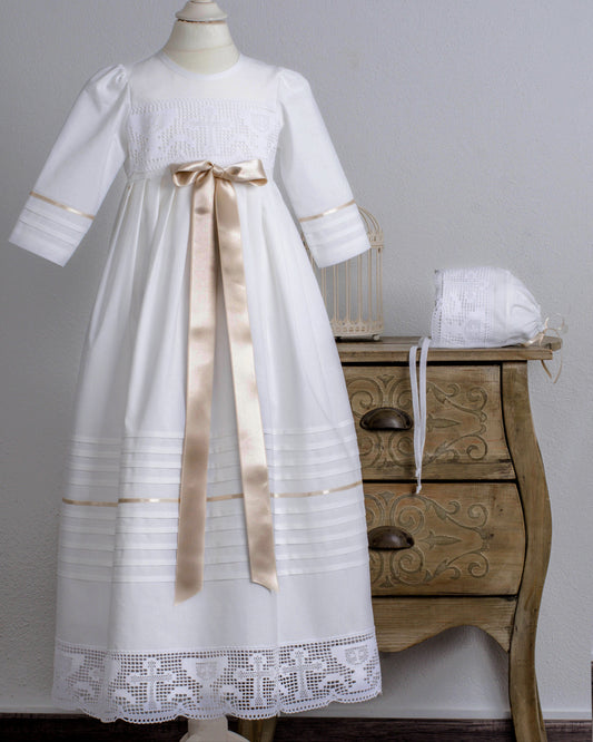 Handgefertigtes Taufkleid aus Baumwolle mit Kreuz und Kelch