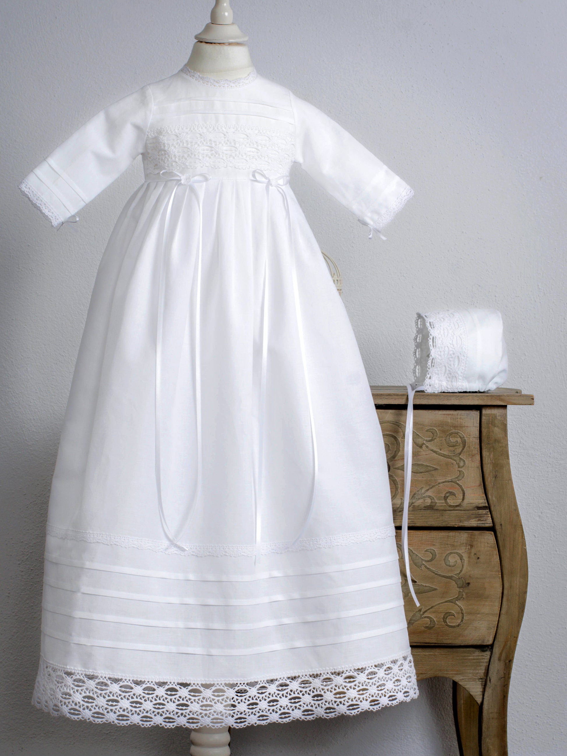 Handgefertigtes Taufkleid aus Leinen mit Baumwollspitze für Babys