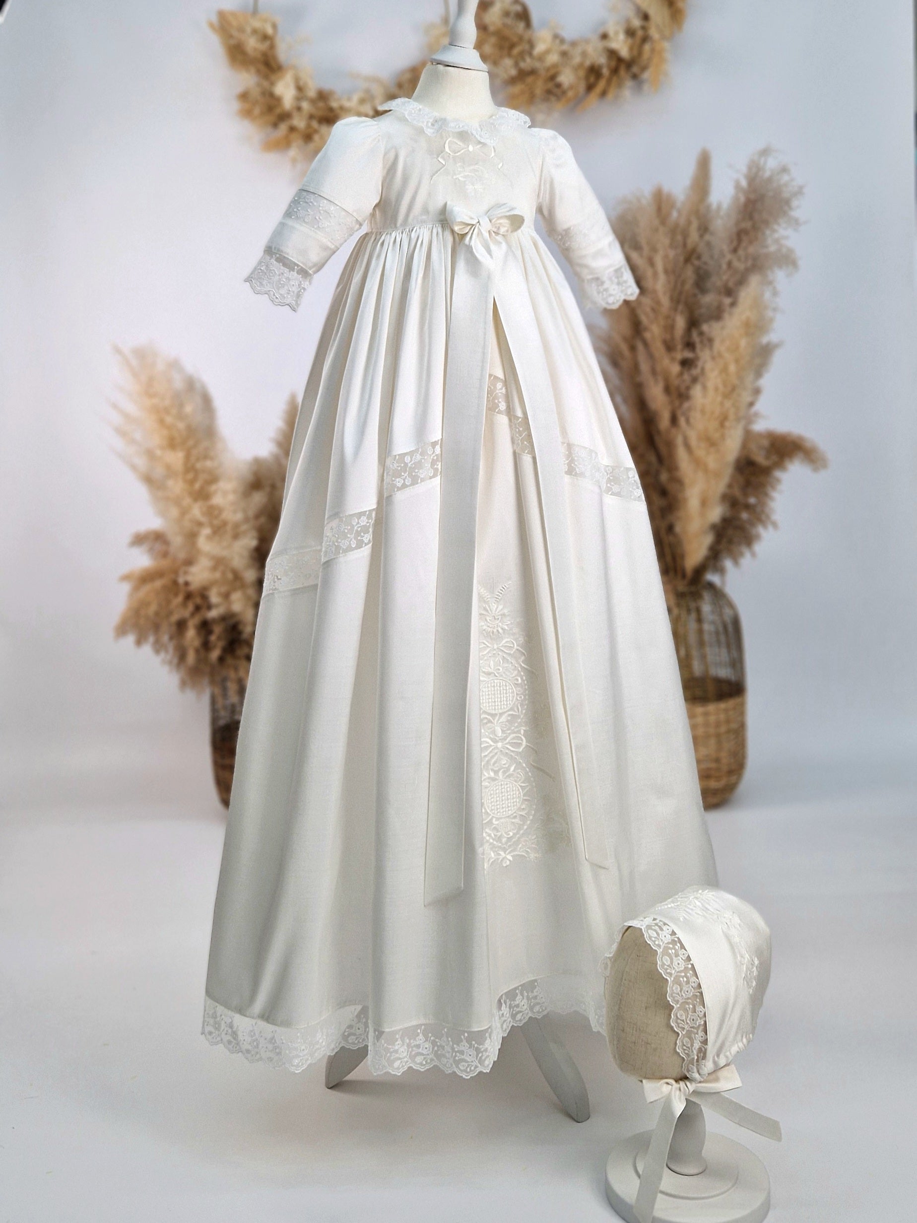 Handgefertigtes Taufkleid aus Seide in elfenbein ivory mit Tüllspitze